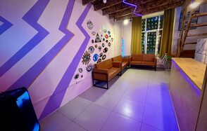 Яркий двухуровневый лофт. Разукрашенные стены с рисунками. Диваны. В углу колонка. Барная стойка