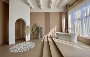 Светлый зал в бежевых тонах