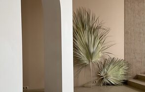 Светлый зал в бежевых тонах