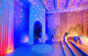 Светлый зал в бежевых тонах