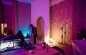 Светлый зал в бежевых тонах