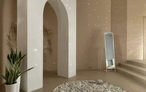 Светлый зал в бежевых тонах