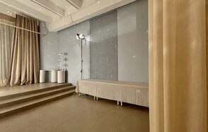 Светлый зал в бежевых тонах