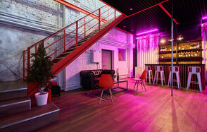 Двухуровневый лофт из белого кирпича