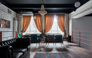 Двухуровневый лофт из белого кирпича