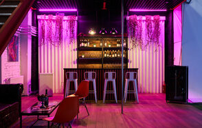 Двухуровневый лофт из белого кирпича