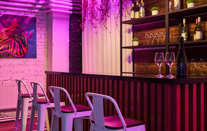 Двухуровневый лофт из белого кирпича