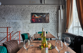 Двухуровневый лофт из белого кирпича