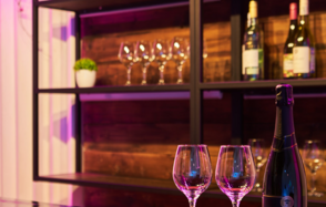 Двухуровневый лофт из белого кирпича