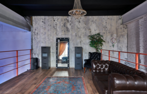 Двухуровневый лофт из белого кирпича