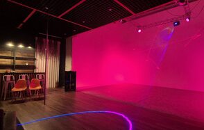 Двухуровневый лофт из белого кирпича