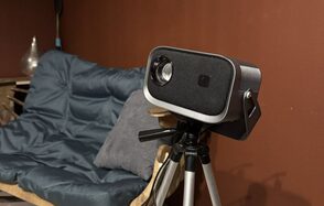 Тёмная комната с проектором