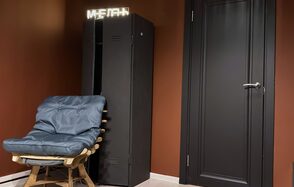 Тёмная комната с проектором