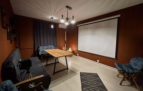 Тёмная комната с проектором