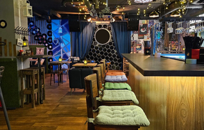 Просторный и атмосферный лофт-бар