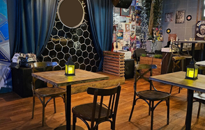 Просторный и атмосферный лофт-бар