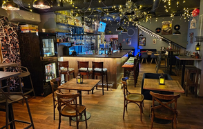 Просторный и атмосферный лофт-бар