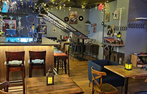 Просторный и атмосферный лофт-бар