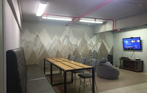 Яркий зал с пуфами