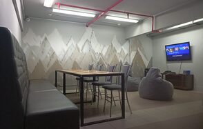 Яркий зал с пуфами