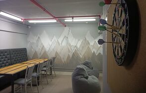 Яркий зал с пуфами