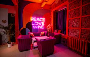 Лофт-зал с ярким цветами