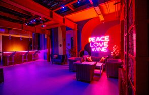 Лофт-зал с ярким цветами