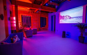 Лофт-зал с ярким цветами