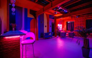 Лофт-зал с ярким цветами