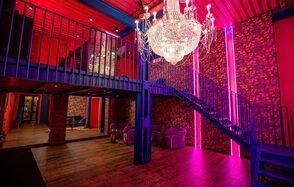 Стильный двухуровневый лофт