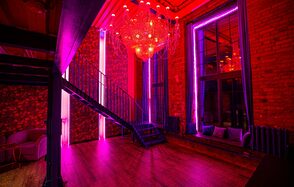 Стильный двухуровневый лофт