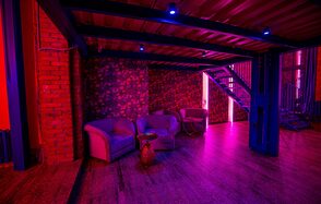 Стильный двухуровневый лофт