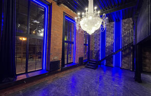 Тёмный лофт-зал с двумя этажами