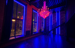 Тёмный лофт-зал с двумя этажами