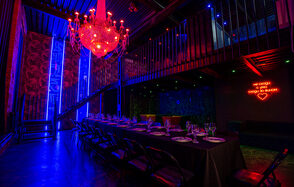 Тёмный лофт-зал с двумя этажами