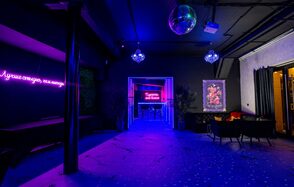 Белый неоновый лофт-зал