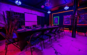 Белый неоновый лофт-зал