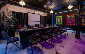 Белый неоновый лофт-зал