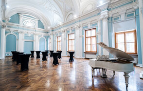 Светлый зал в классическом стиле