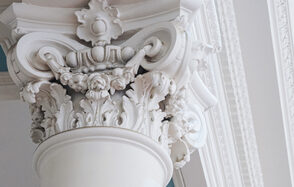 Светлый зал в классическом стиле