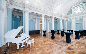 Светлый зал в классическом стиле