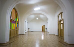 Выставочный зал в классическим стиле