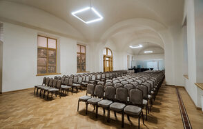 Выставочный зал в классическим стиле