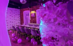 Тёмный караоке лофт-зал