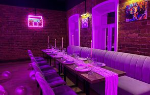 Тёмный караоке лофт-зал