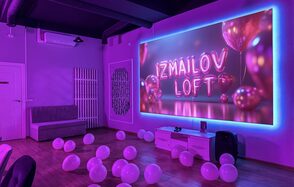 Просторный лофт-зал с неоном