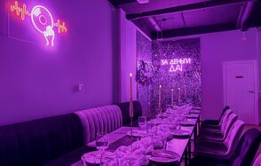 Просторный лофт-зал с неоном