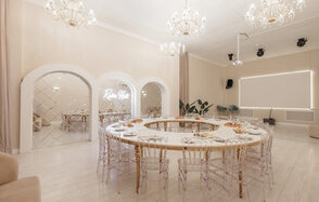 Просторный зал со сценой