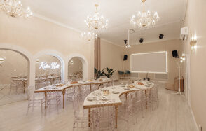 Просторный зал со сценой