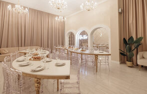 Просторный зал со сценой